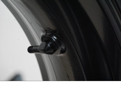 Snett nerifrån på Hjulpaket från en Triumph Trident -2021 motorcykel.