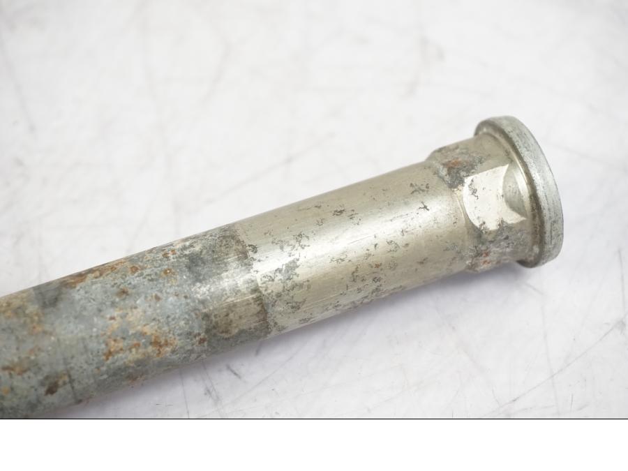 Snett nerifrån på Axel från en Kawasaki ZX-10R -2008 motorcykel.