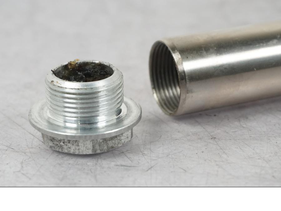 Vänster sida på Axel från en KTM 690 SM R -2009 motorcykel.