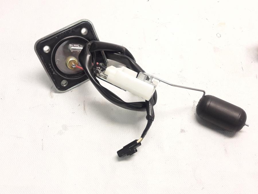 Framsidan på Bensintankgivare från en Kawasaki Z 800 -2015 motorcykel.