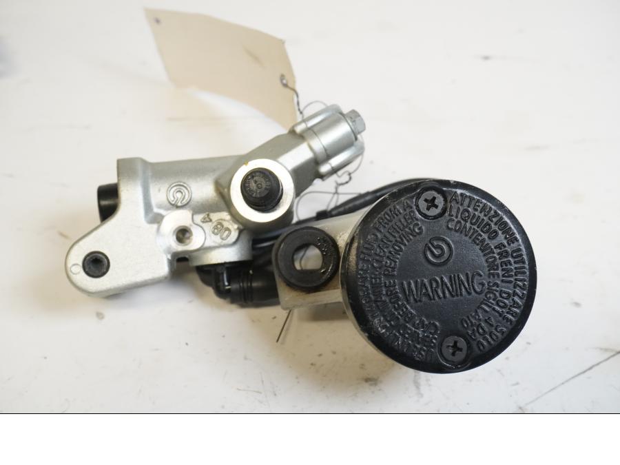 Baksidan på Bromshuvudcylinder från en KTM RC8 -2009 motorcykel.