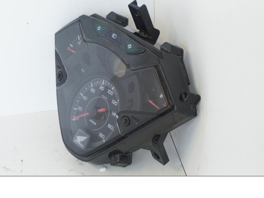 Baksidan på Instrumentpanel från en Honda SH 300 A -2011 scooter.