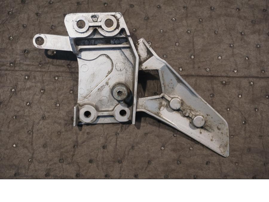 Baksidan på Fotpinnefäste från en Yamaha FJR 1300 -2004 motorcykel.