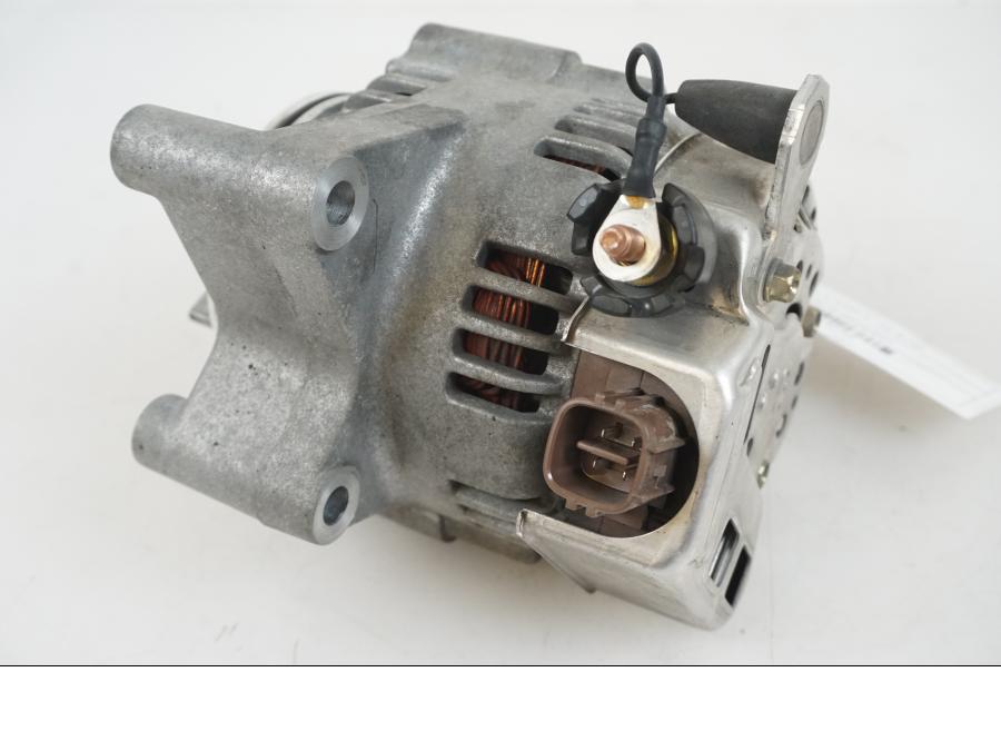 Höger sida på Generator från en BMW K 1200 S -2005 motorcykel.