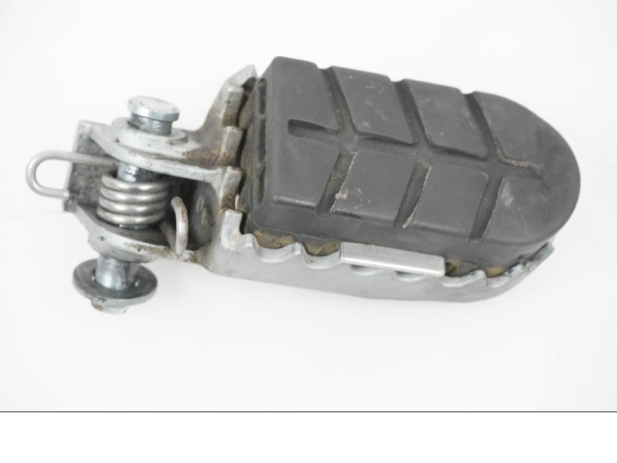 Framsidan på Fotpinne från en KTM 1290 Super Adventure S -2022 motorcykel.