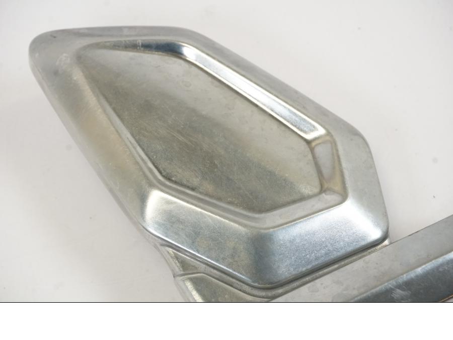 Baksidan på Fotpinnefäste från en Triumph Trident -2021 motorcykel.