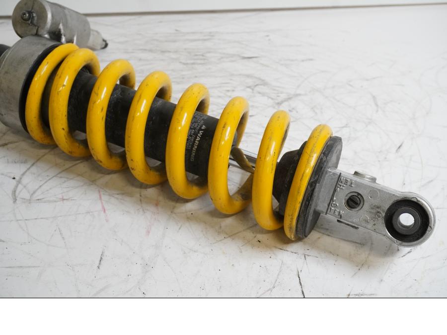 Snett nerifrån på Stötdämpare från en Triumph Sprint RS -2004 motorcykel.