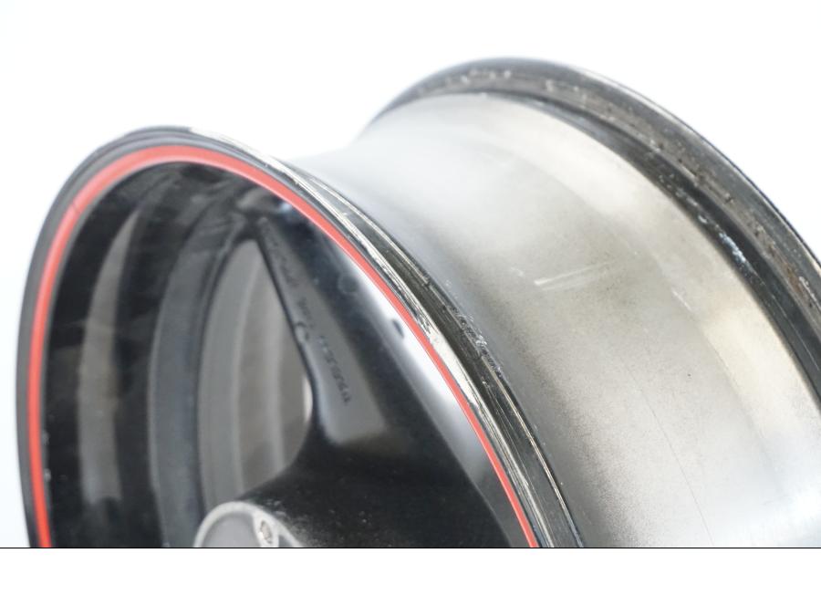 Extrabild2 på Fälg från en Honda CBR 900 RR -2001 motorcykel.