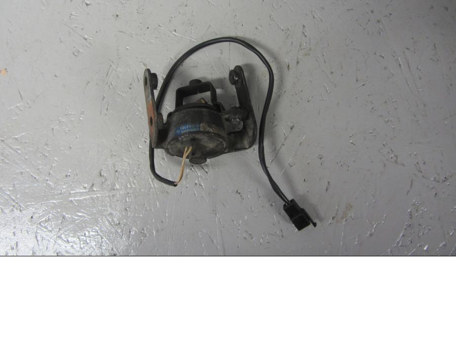 Framsidan på Dekompsolenoid från en Suzuki VS 1400 -1996 motorcykel.