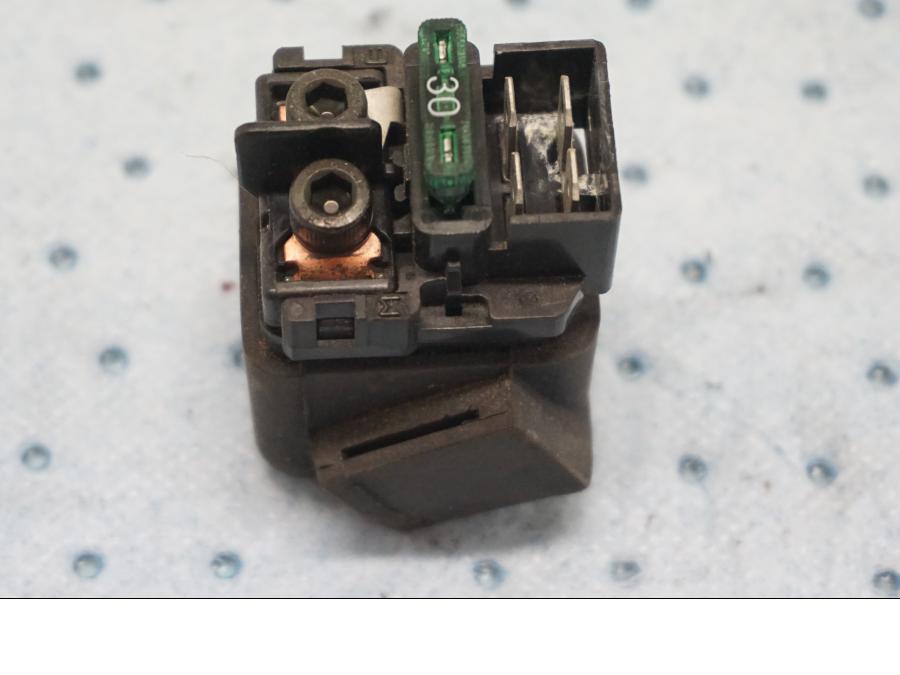 Framsidan på Startrelä från en Kawasaki ZX-6R -2000 motorcykel.