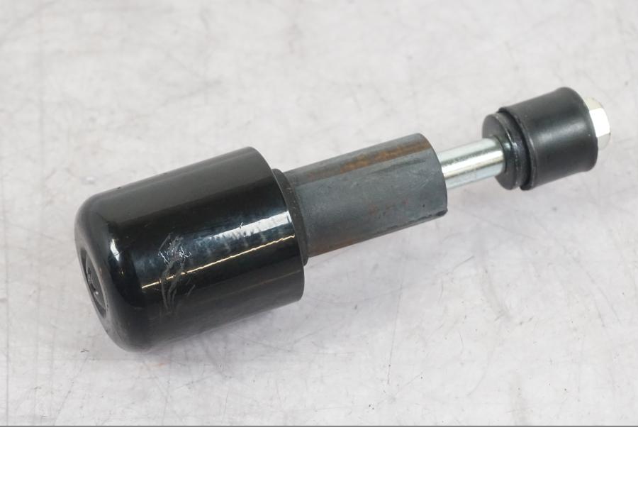 Framsidan på Styrvikt från en Suzuki GSF 1250 -2010 motorcykel.