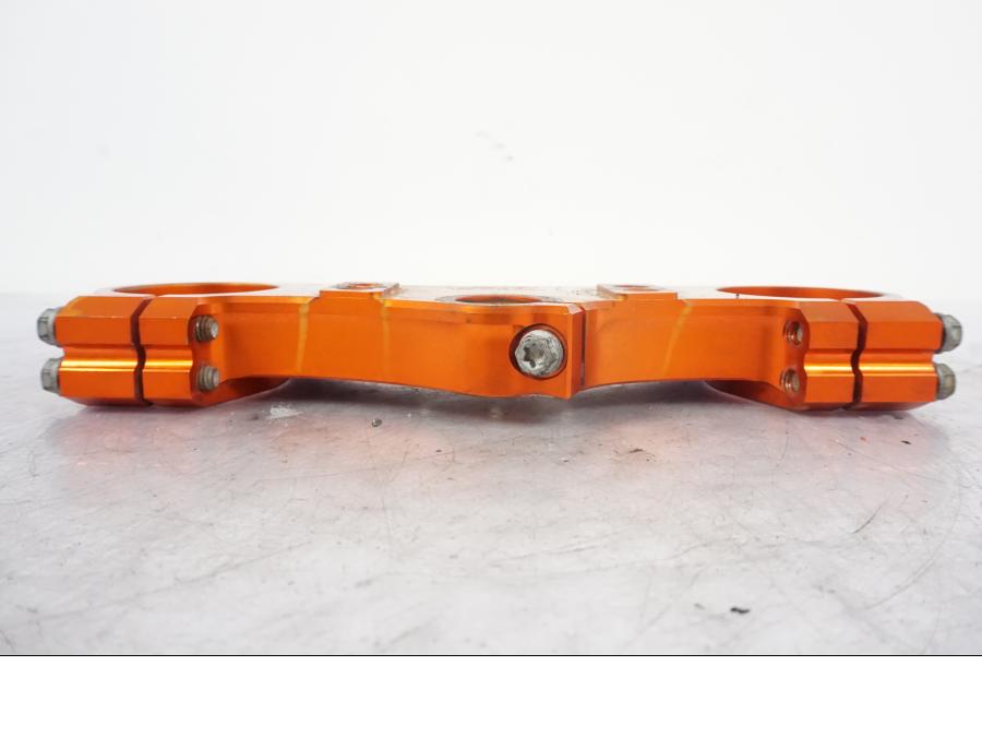 Vänster sida på Gaffelkrona från en KTM 690 SMCR -2016 motorcykel.