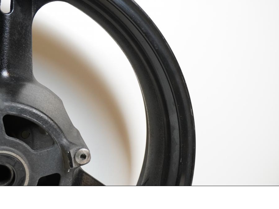 Vänster sida på Fälg från en Suzuki DL 1000 -2004 motorcykel.