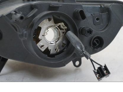 Snett nerifrån på Strålkastare från en BMW R 1200 RS -2014 motorcykel.