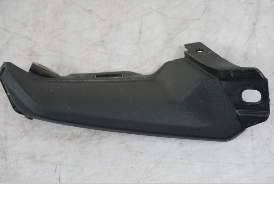 Baksidan på Sidkåpa innerplast från en Yamaha MT-09 -2024 motorcykel.