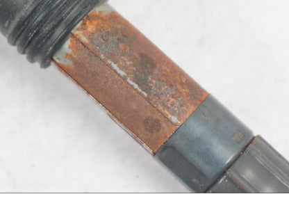 Snett nerifrån på Tändspole från en KTM 1290 Super Duke -2019 motorcykel.