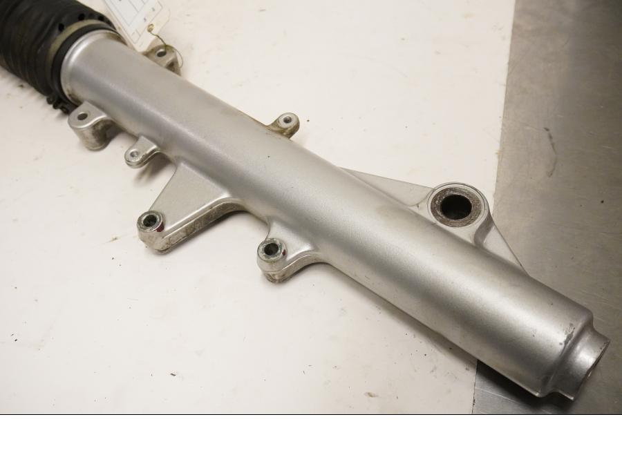 Baksidan på <p>Gaffelben höger från Triumph Tiger 955i 2004.</p>

<p>Komplett.</p> motorcykel.