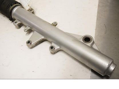 Baksidan på <p>Gaffelben höger från Triumph Tiger 955i 2004.</p>

<p>Komplett.</p> motorcykel.