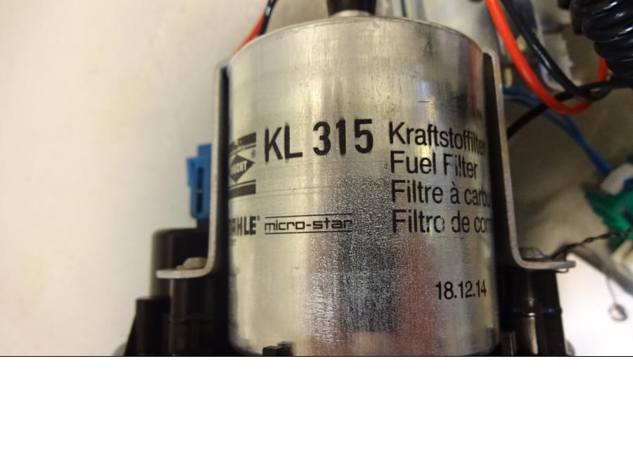 Vänster sida på Bensinpump insprut från en BMW F 800 GT -2015 motorcykel.