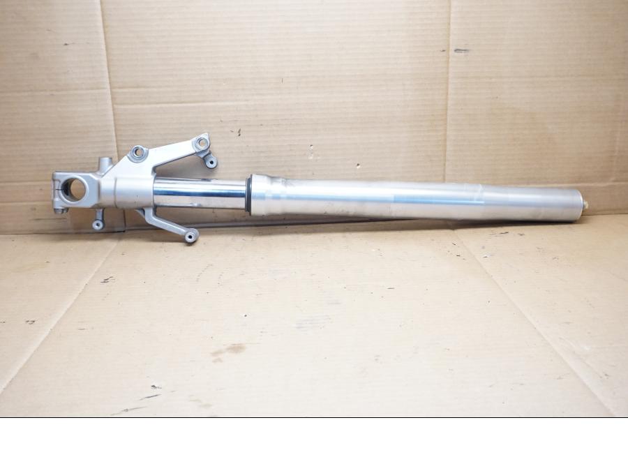 Framsidan på Gaffelben från en Suzuki GSX 1300 R -2001 motorcykel.