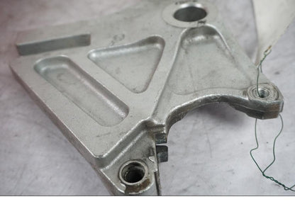 Snett uppifrån på Bromsoksfäste från en Kawasaki Z 1000 -2008 motorcykel.