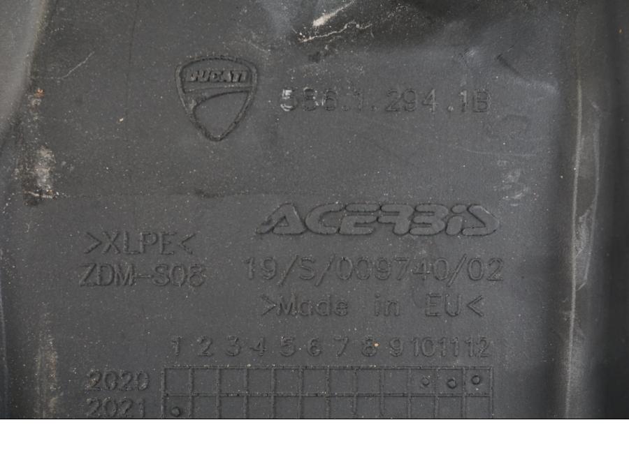 Extrabild2 på Bensintank från en Ducati Multistrada 1158 V4 -2021 motorcykel.