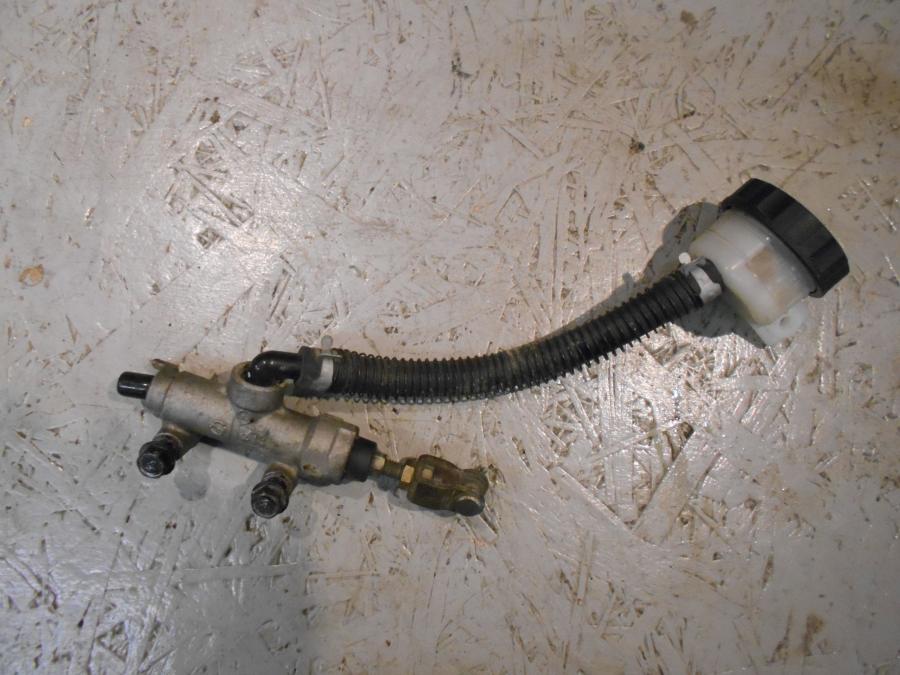 Framsidan på Bromshuvudcylinder från en Kawasaki VN 1500 -1996 motorcykel.