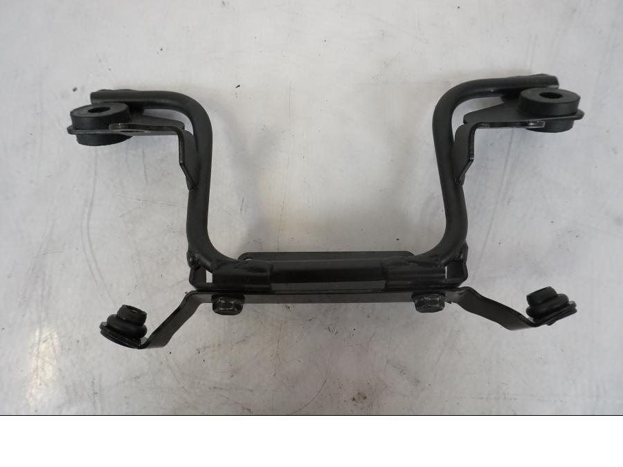 Snett nerifrån på Strålkastarfäste från en Kawasaki Z 800 -2014 motorcykel.