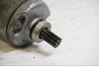 Baksidan på Startmotor från en Yamaha FZR 1000 -1993 motorcykel.