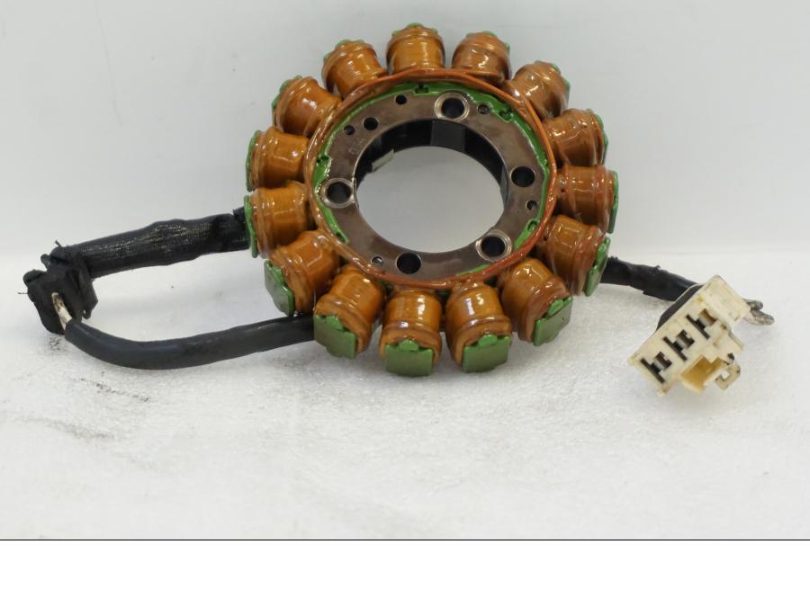 Framsidan på Generator från en Aprilia RSV 1000 -2010 motorcykel.