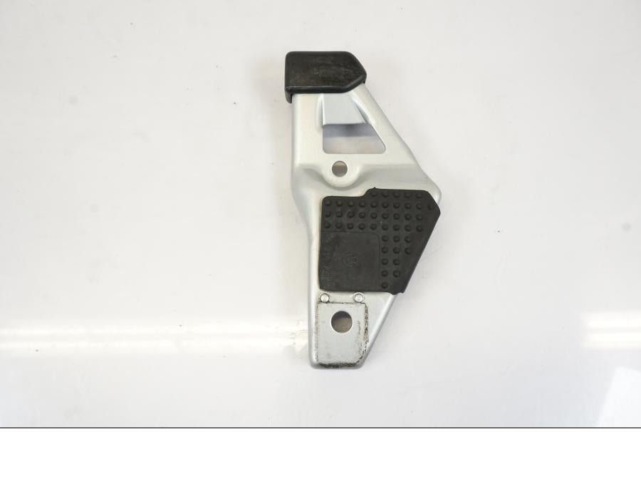 Framsidan på Fotpinnefäste från en BMW R 1150 RS -2003 motorcykel.