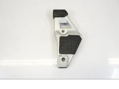 Framsidan på Fotpinnefäste från en BMW R 1150 RS -2003 motorcykel.