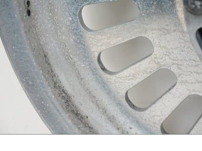 Snett uppifrån på Fälg från en Triumph Rocket III -2011 motorcykel.