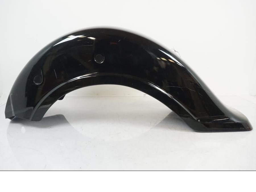 Baksidan på <p>Bakskärm från Suzuki VL 800 2007.</p>

<p>Två sprickor i bakkant, repor och mindre slitage av lack finns se bilder.</p> motorcykel.