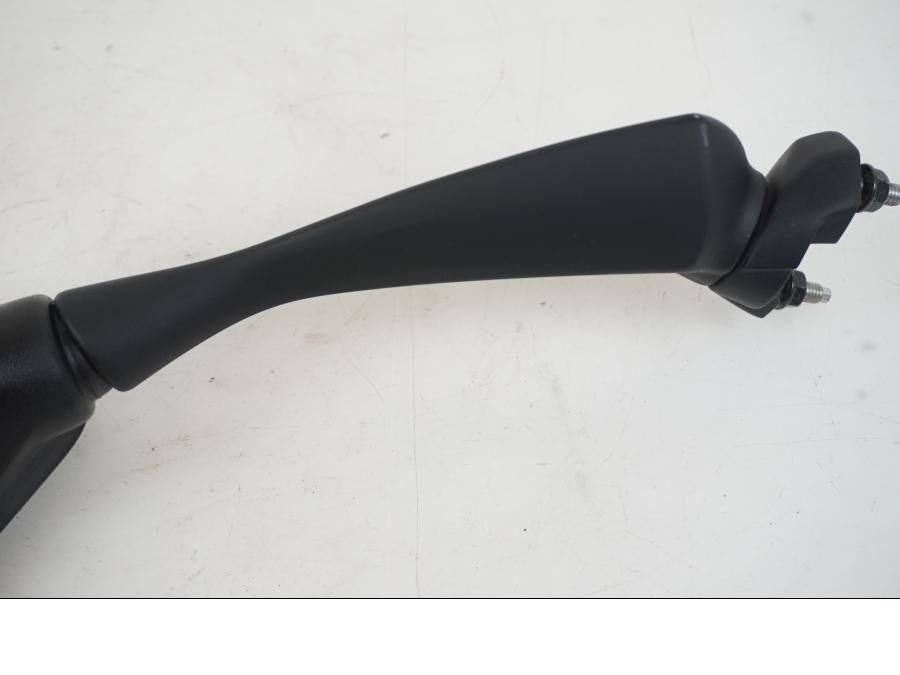 Snett uppifrån på Backspegel från en Kawasaki Z 1000 -2018 motorcykel.