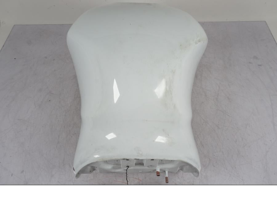 Snett nerifrån på Bensintank från en Suzuki GSX 1300 RX -1999 motorcykel.