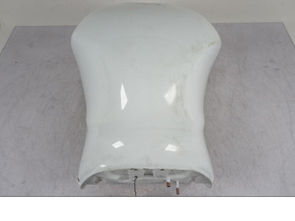 Snett nerifrån på Bensintank från en Suzuki GSX 1300 RX -1999 motorcykel.