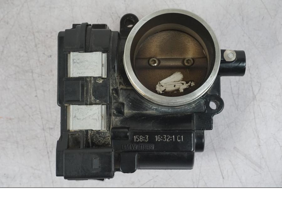 Baksidan på Spjällhus från en BMW R 1200 GS -2018 motorcykel.