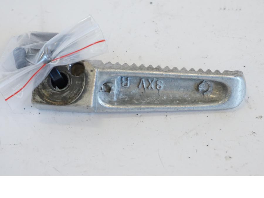 Höger sida på Fotpinne från en Yamaha YZF 1000 R -1997 motorcykel.