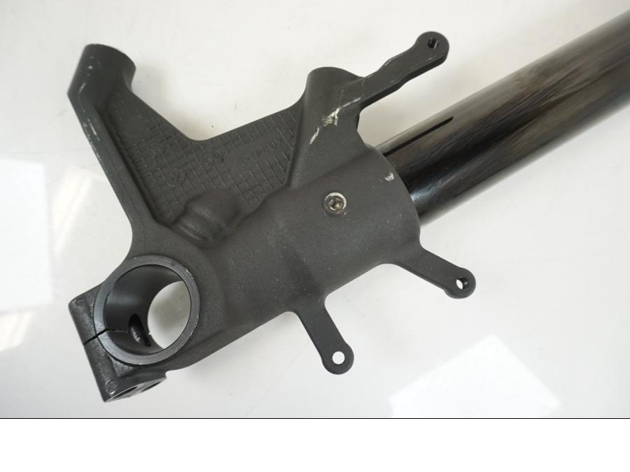 Snett nerifrån på Gaffelben från en Suzuki GSX-R 1000 -2007 motorcykel.