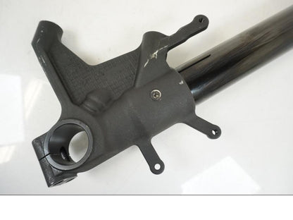 Snett nerifrån på Gaffelben från en Suzuki GSX-R 1000 -2007 motorcykel.