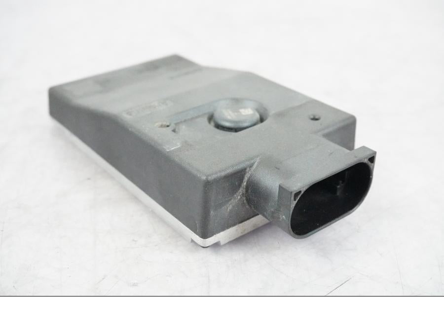 Baksidan på SOS styrenhet från en BMW R 1250 GSA -2021 motorcykel.