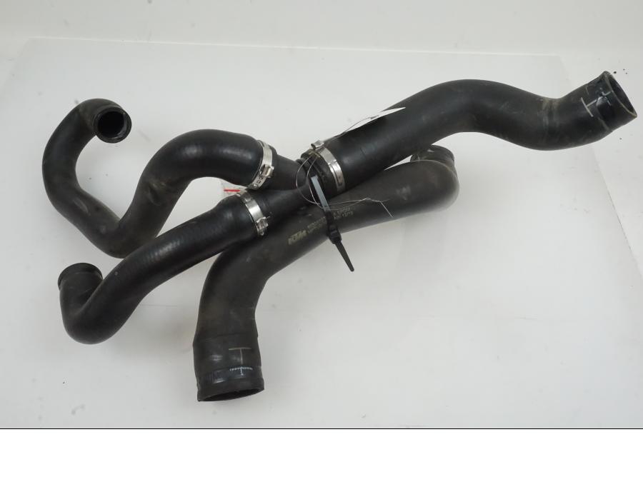 Baksidan på Vattenkyl Slang Set från en KTM 1290 Super Duke -2019 motorcykel.