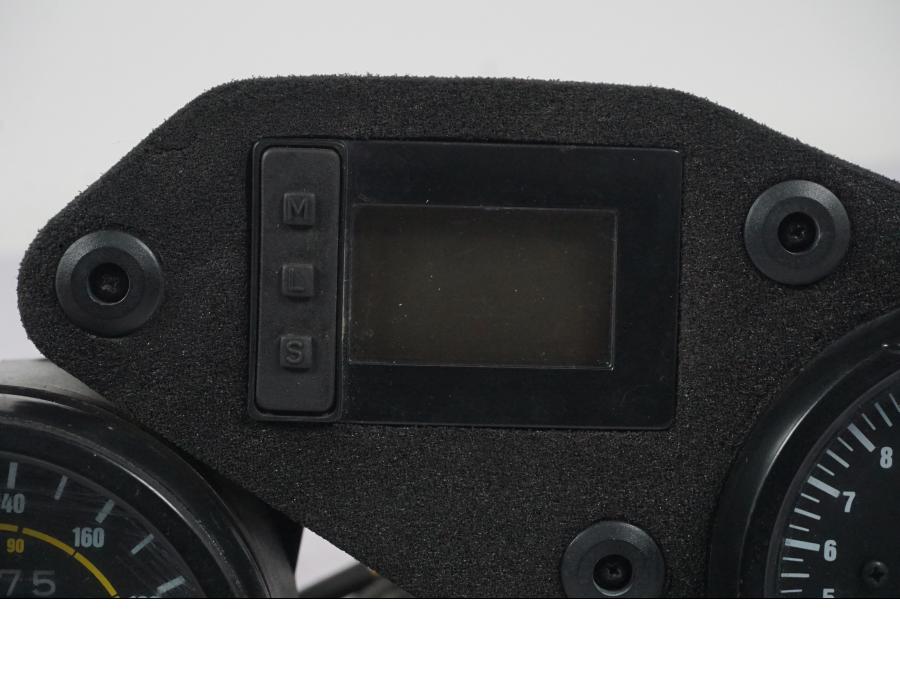 Snett nerifrån på Instrumentpanel från en Aprilia RS 125 -2000 motorcykel.