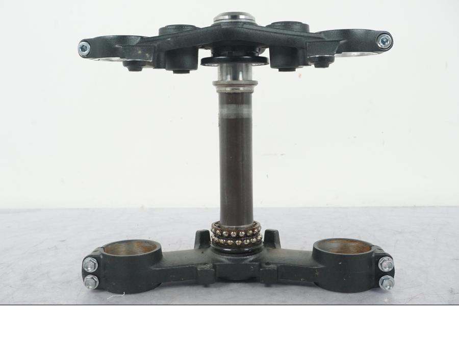 Framsidan på Gaffelkrona från en Kawasaki Z 900 -2019 motorcykel.