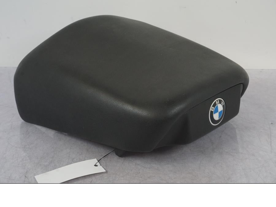 Baksidan på Sadel från en BMW R 1100 GS -1998 motorcykel.