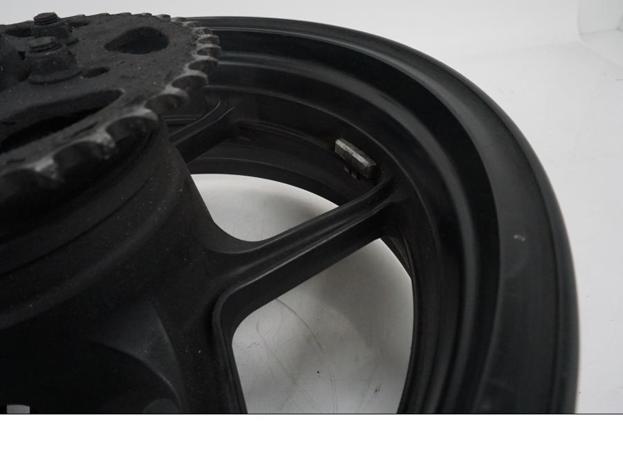 Snett uppifrån på Fälg från en Kawasaki Z 750 -2006 motorcykel.