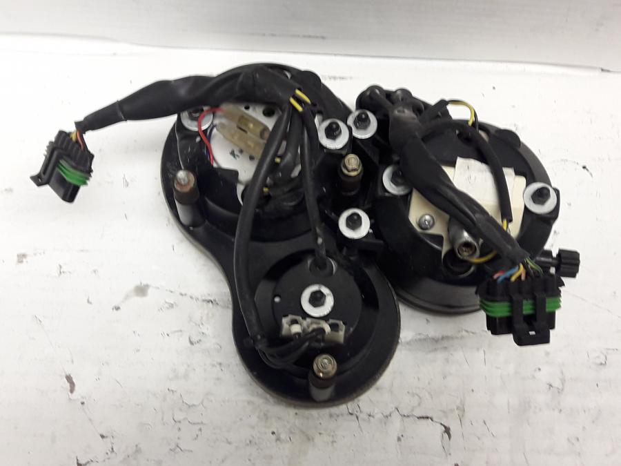 Baksidan på Instrumentpanel från en Ducati 750 SS -2000 motorcykel.