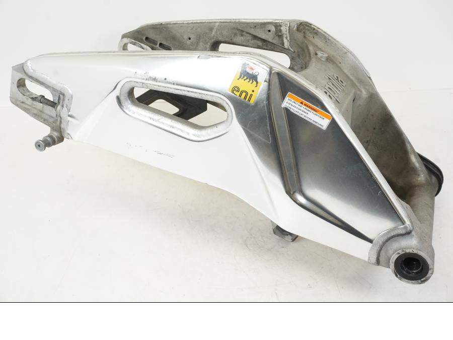 Snett nerifrån på Sving från en Aprilia Tuono V4R -2011 motorcykel.