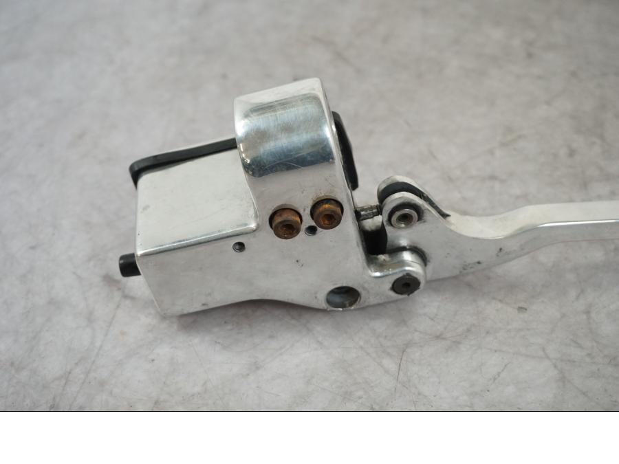Snett uppifrån på Bromshuvudcylinder från en Kawasaki VN 1500 -1996 motorcykel.